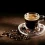 Tasse d’espresso dans un verre avec crema, entourée de grains de café